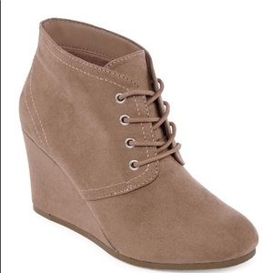 Arizona Jean Co. Beige Booties 
Size 7